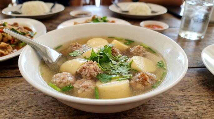 Gaeng Jued Tao Hoo Moo Sab (Clear Soup with Tofu and Minced Pork)